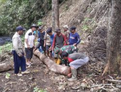 Gotong Royong Babinsa dan Warga Patikalain Kembalikan Akses Jembatan yang Terdampak Longsor