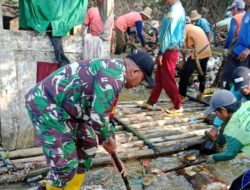 Wujud Kepedulian Lingkungan, Babinsa dan Warga Tabudarat Hilir Bersihkan Sungai Secara Gotong Royong
