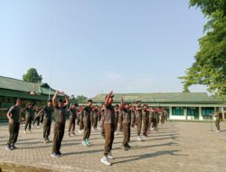 Anggota Kodim 1002/HST Jalan Santai Jaga Kebugaran dan Kekompakan