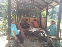 Semangat Gotong Royong Warga Aluan Mati dan Babinsa Hidupkan Kembali Pos Kamling