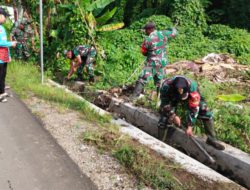 Wujudkan Lingkungan Bersih, TNI Kerja Bakti Pembersihan Selokan