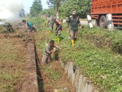 Karya Bakti TNI, Bersihkan Jalan Desa Lewat Program PKTD