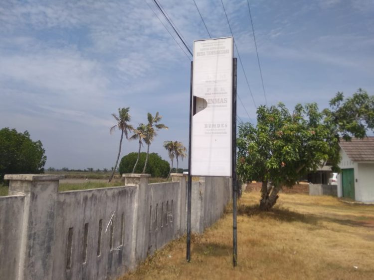 Halaman kantor desa