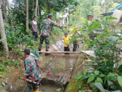 Antisipasi Banjir, TNI dan Warga Haruyan Kompak Bersihkan Saluran Irigasi