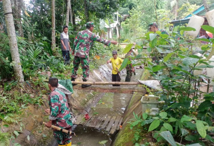 Antisipasi banjir Babinsa Gotong royong