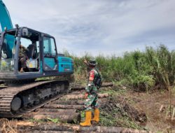 Babinsa Koramil 1002-08/LAU Dampingi Normalisasi Sungai di Desa Banua Kupang