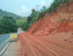 Pemprov Kalsel Gerak Cepat Timbun Titik Longsor dan Pasang Rambu Peringatan Ruas Jalan Banjarbaru-Batulicin