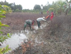 Babinsa dan Masyarakat Desa Palajau Kompak Jaga Kebersihan Lingkungan