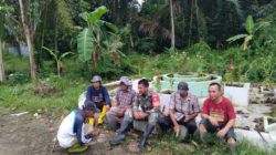 Komsos Babinsa Melalui Gotong Royong Dengan Warga Desa Kapar