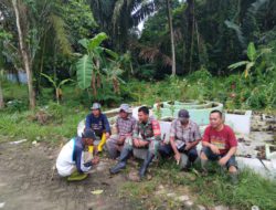 Komsos Babinsa Melalui Gotong Royong Dengan Warga Desa Kapar