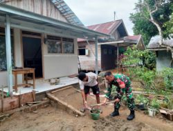 Babinsa Koramil 1002-02 Ringankan Beban Warga Melalui Perbaikan Rumah