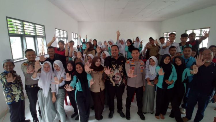 Kapolsek Panai Hilir Beri Penyuluhan Anti-Bullying di SMK Negeri 1 Panai Hilir, Dorong Siswa Bijak Bermedia Sosial