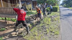 Cegah Banjir, Koramil Pandawan Bersama Warga Bersihkan Saluran Drainase