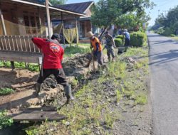 Cegah Banjir, Koramil Pandawan Bersama Warga Bersihkan Saluran Drainase