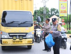 Jumat Berkah, Polres Labuhanbatu Berbagi Makanan untuk Pengemudi Betor dan Sopir Angkot