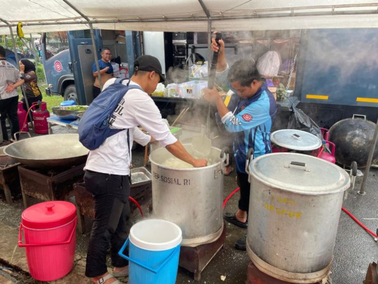 Dinsos Kalsel Bagikan 1.000 Porsi Nasi Samin pada Momen 5 Rajab di posko Budi Sejahtera