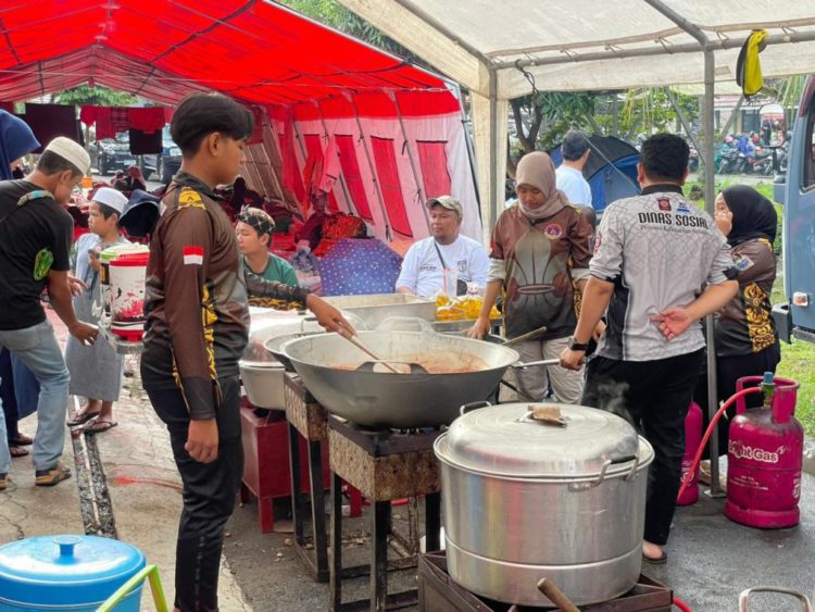 Dinsos Kalsel Bagikan 1.000 Porsi Nasi Samin pada Momen 5 Rajab di posko Budi Sejahtera