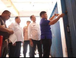 Pemkab OKI Genjot PAD, Kios Penunggak Retribusi Ditempel Stiker