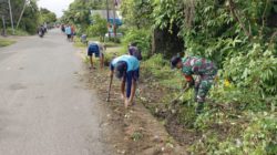 Babinsa dan Warga Pandawan Gotong Royong Bersihkan Drainase Desa