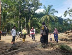 Kapolsek Na IX-X Bersama Wakil Bupati Tinjau Lokasi Luapan Sungai Hatapang, Pastikan Warga Aman