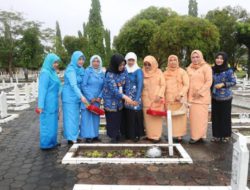 Peringati Hari Ibu Ke-97, DPPPAKB Kalsel Bersama Unsur Pemda, TNI Dan Polri Ziarah Ke Makam Pahlawan