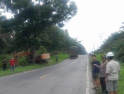 Polsek Na IX–X Lakukan Pembersihan Gorong-gorong Antisipasi Genangan Air di Jalinsum