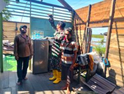 Babinsa Berperan Aktif Lakukan Pendataan dan Bantu Warga Pasca Angin Kencang di HST