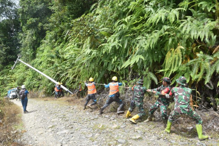 Rusakkan Jembatan dan Tiang Listrik, Kodim 1002/HST Turun Tangan