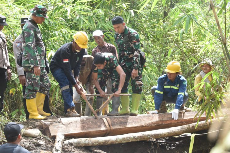 Rusakkan Jembatan dan Tiang Listrik, Kodim 1002/HST Turun Tangan