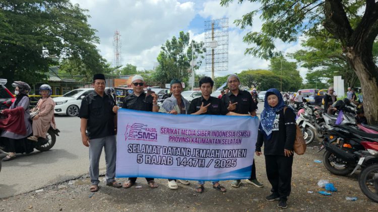 SMSI Kalsel Bagikan Sajadah dan Kopiah Kepada Jemaah 5 Rajab