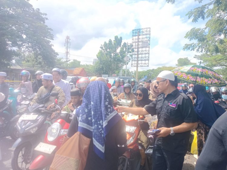 SMSI Kalsel Bagikan Sajadah dan Kopiah Kepada Jemaah 5 Rajab