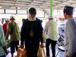 Terjun Langsung ke Lokasi Banjir, PUPR Kalsel Salurkan 368 Paket Sembako bagi Warga Kelampaian Ulu