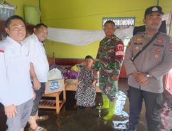 Babinsa Koramil 04/Labuan Amas Selatan Dampingi Penyaluran Bantuan Korban Banjir di Desa Mahang Baru