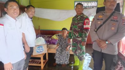 Babinsa Koramil 04/Labuan Amas Selatan Dampingi Penyaluran Bantuan Korban Banjir di Desa Mahang Baru
