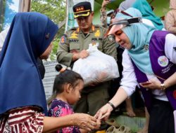Ketua TP PKK Kalsel Turun Langsung Salurkan Bantuan bagi Warga Terdampak Banjir di Lok Baintan