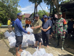 Babinsa Hadir di Tengah Warga, Dampingi Bupati HST Tinjau Banjir Kayu Rabah
