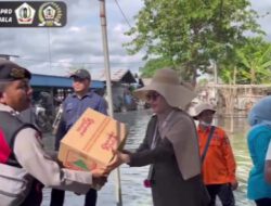 Terjun Langsung, Ketua DPRD Batola, Ayu Dyan Salurkan Bantuan Bagi Warga Terdampak Banjir di Jejangkit