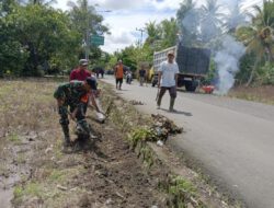 Cegah Dampak Cuaca Ekstrem, Babinsa Koramil Pandawan Gotong Royong Bersihkan Drainase