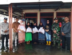 Peduli Warga, Ketua DPRD Batola Bersama PT. PBB Salurkan Bantuan untuk Korban Banjir di Kecamatan Mandastana