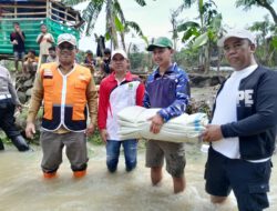 Komitmen Penanganan Banjir, Baznas Bekasi Distribusi 7000 Karung dan Bambu