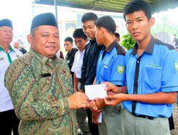 Tingkatkan Kualitas SDM, Wakil Bupati Serahkan Bantuan Pendidikan Kepada Siswa di Kantor Baznas Labuhanbatu
