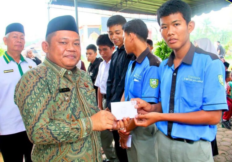 Wakil Bupati Labuhanbatu serahkan bantuan
