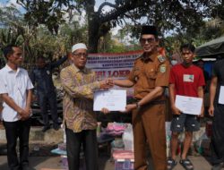 Wabup Balangan Serahkan Bantuan untuk Korban Kebakaran