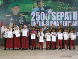 Sukseskan Program Asta Cita, Danrem 101/Ant Bagikan 2.500 Sepatu Untuk Anak Sekolah di Banjarmasin