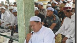 Perkuat Kemanunggalan TNI–Rakyat, Dandim 1002/HST Sholat Jum’at Bersama Warga