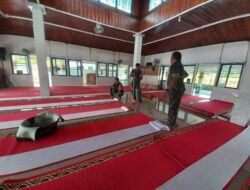 Jelang Salat Jumat, Anggota Kodim 1002/HST Gotong Royong Bersihkan Masjid Al Fata