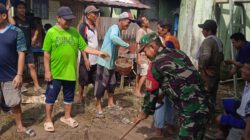 Wujud Kepedulian TNI, Babinsa Desa Kapar Turut Gotong Royong Bangun Langgar