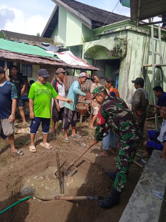 Babinsa gotong royong