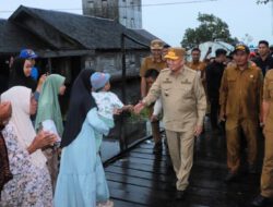 Disambut Antusias Warga, Gubernur Kalsel Bagikan Bantuan Sembako dan Uang untuk Korban Banjir di Kabupaten HSU