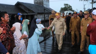 Gubernur Kalsel Bagikan Sembako